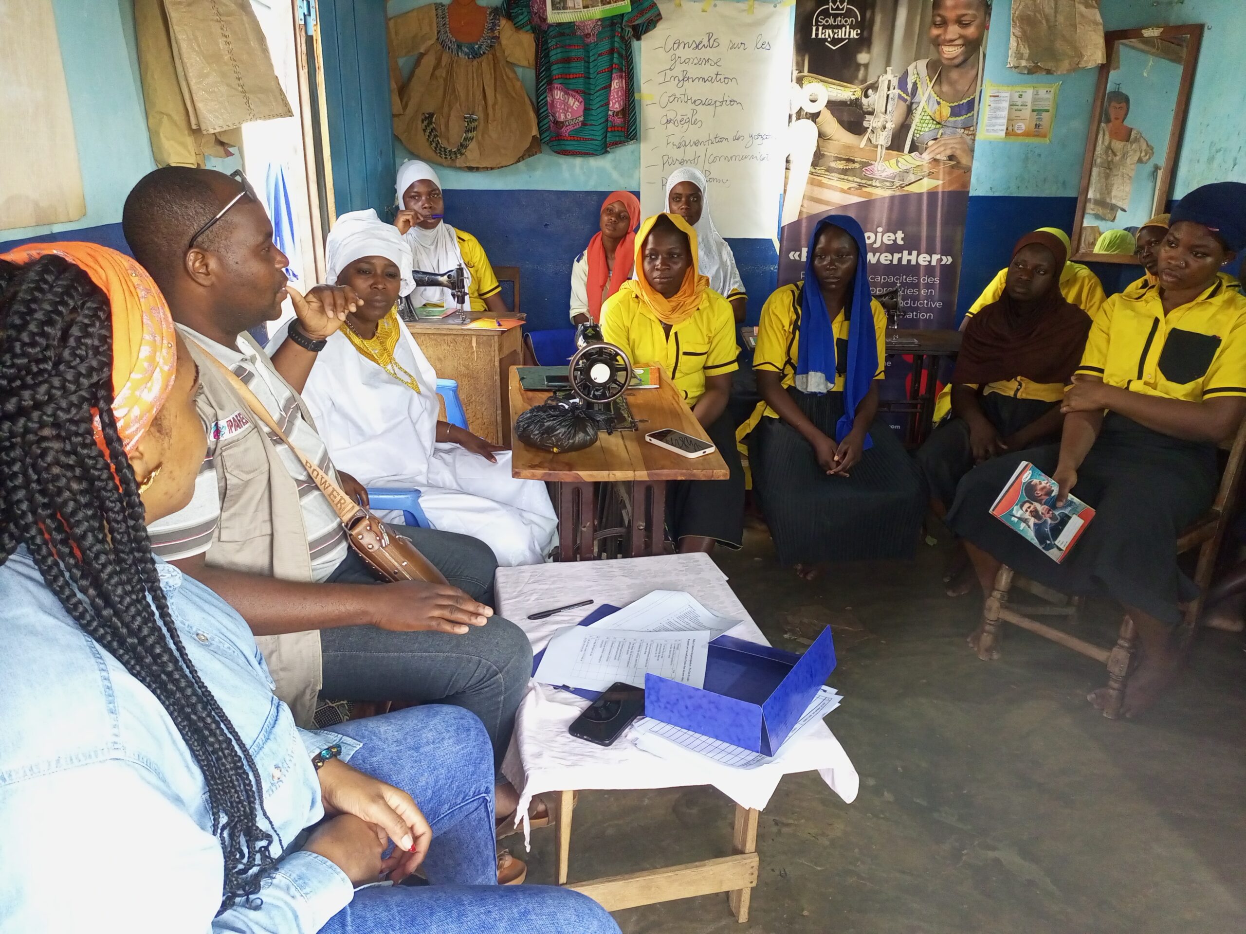 Les apprenties couturières de Kpangalam Ataworo renforcent leurs connaissances sur les conséquences des grossesses précoces en milieu d’apprentissage et sur les méthodes contraceptives pour mettre fin aux grossesses précoces, aux mariages précoces et forcés